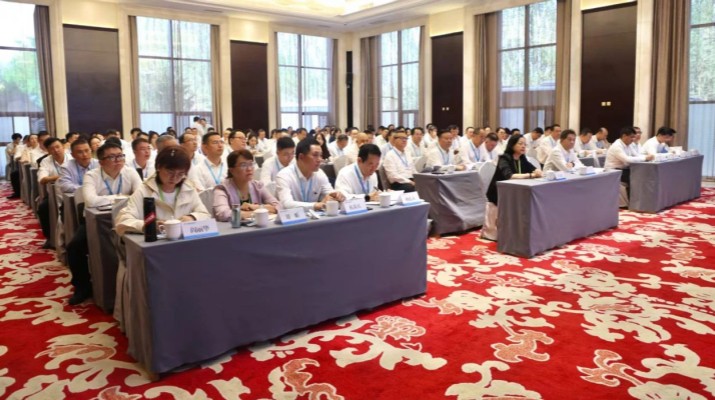 6月20日，甘肅文旅集團(tuán)2025年文化品牌建設(shè)暨內(nèi)訓(xùn)師培訓(xùn)班在集團(tuán)武威實(shí)訓(xùn)基地開(kāi)班。甘肅文旅集團(tuán)黨委書(shū)記、董事長(zhǎng)石培文以《黃沙與星途，種植文旅人的永恒綠洲》為題，講授了“開(kāi)班第一課″，翻開(kāi)集團(tuán)企業(yè)文化