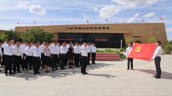 為深入貫徹習(xí)近平生態(tài)文明思想，踐行“綠水青山就是金山銀山”理念，傳承紅色基因，在“七一